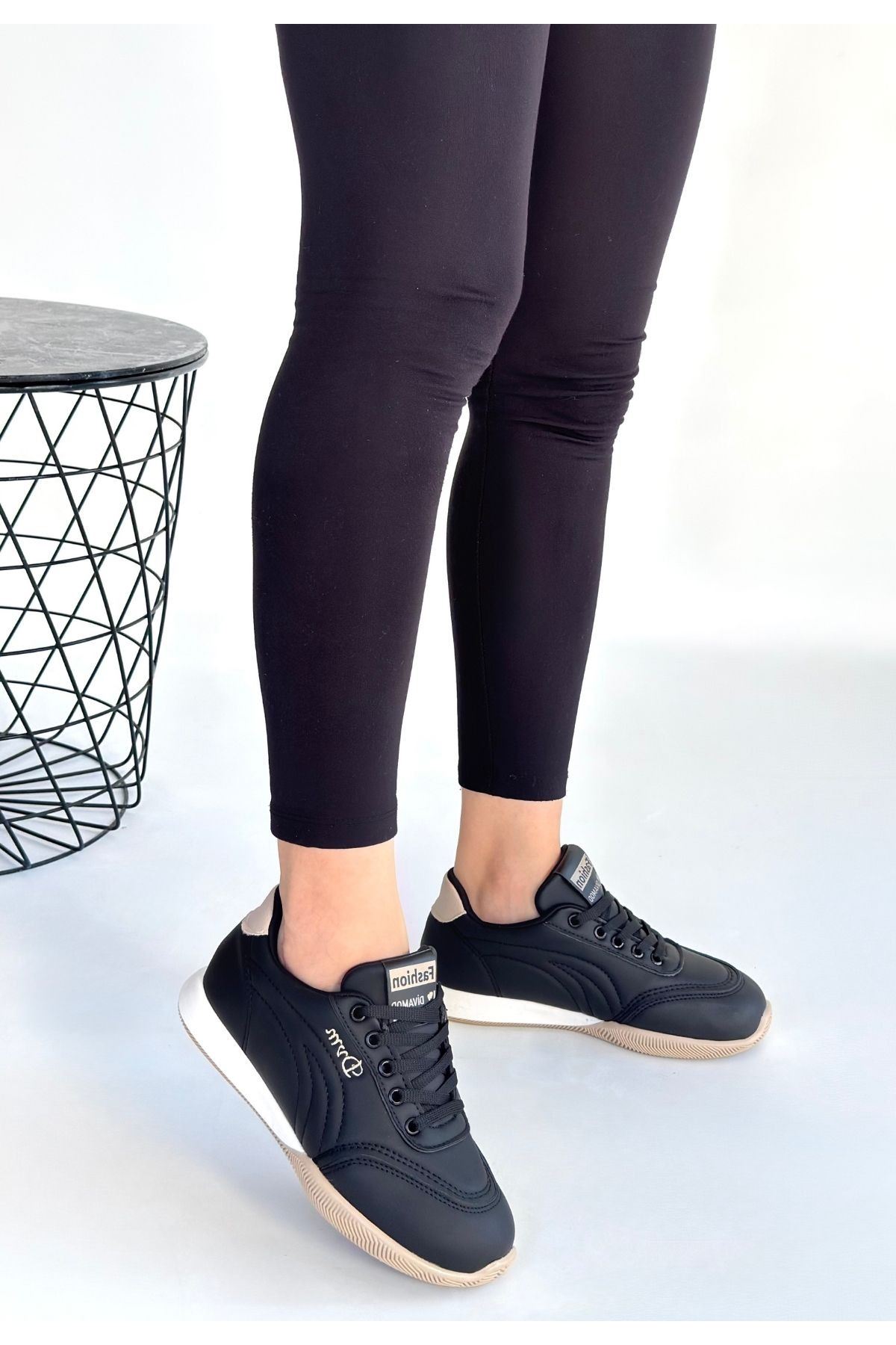 Tawen Siyah Cilt Bej Tabanlı Bağcıklı Spor Ayakkabı