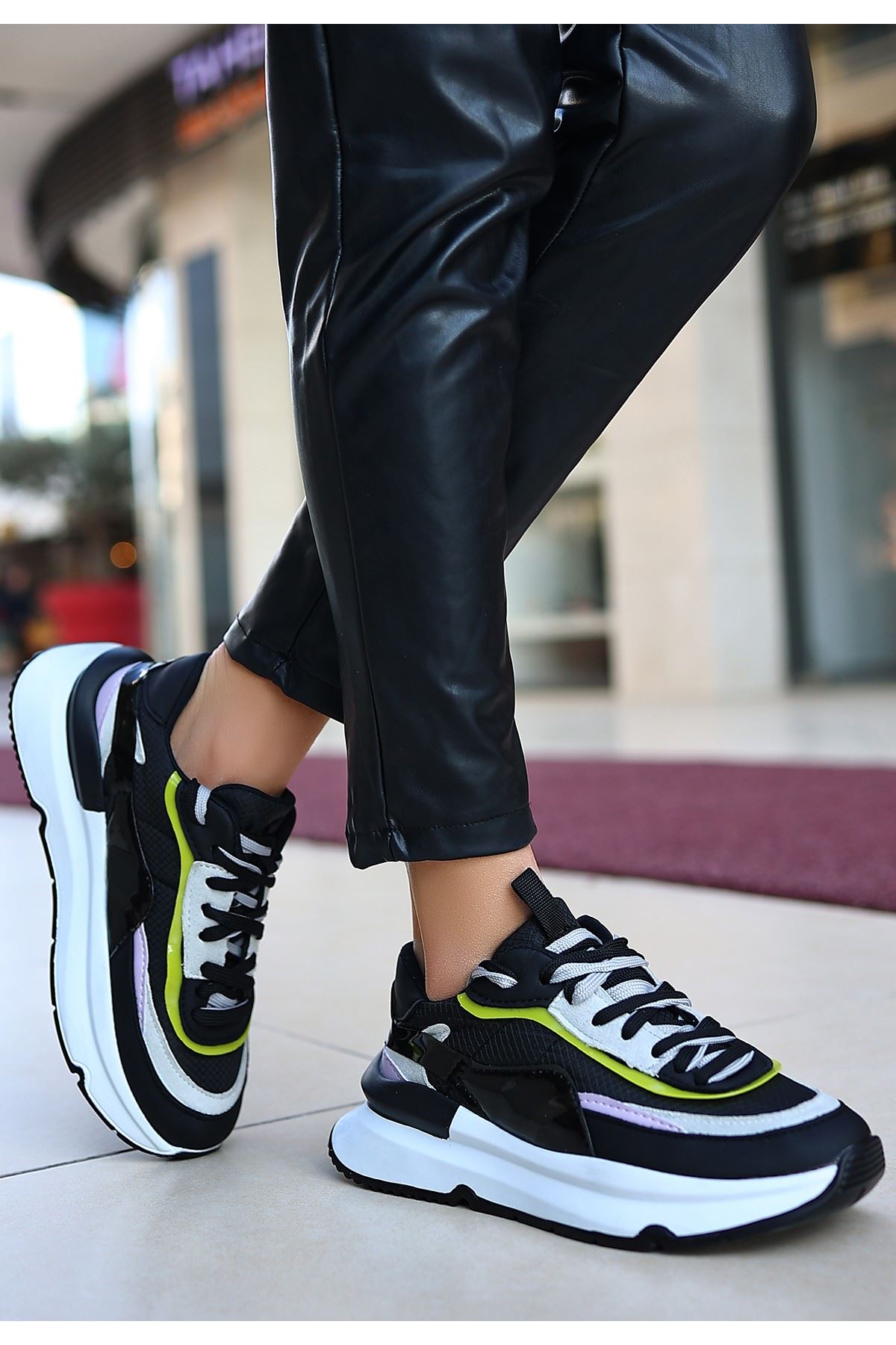 Aleh Siyah Cilt Lila Detaylı Spor Ayakkabı