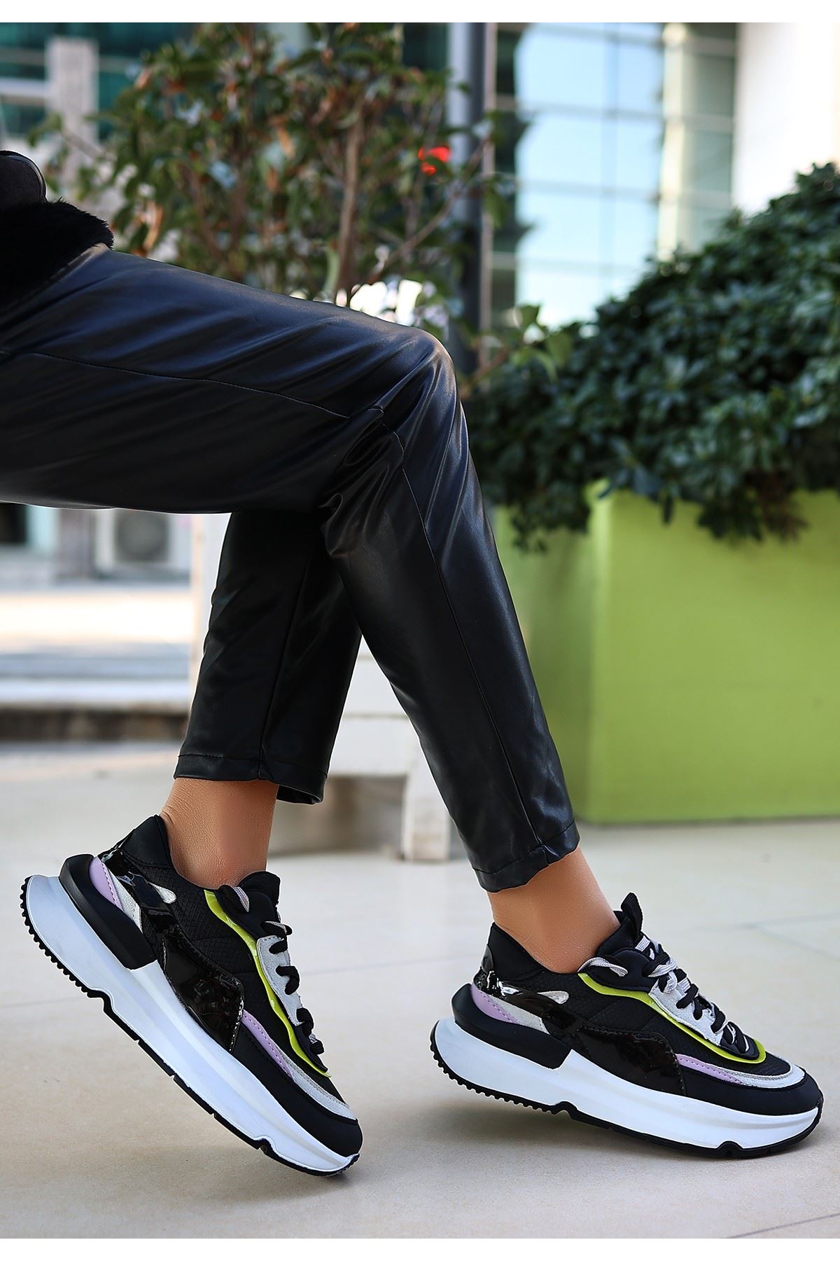 Aleh Siyah Cilt Lila Detaylı Spor Ayakkabı