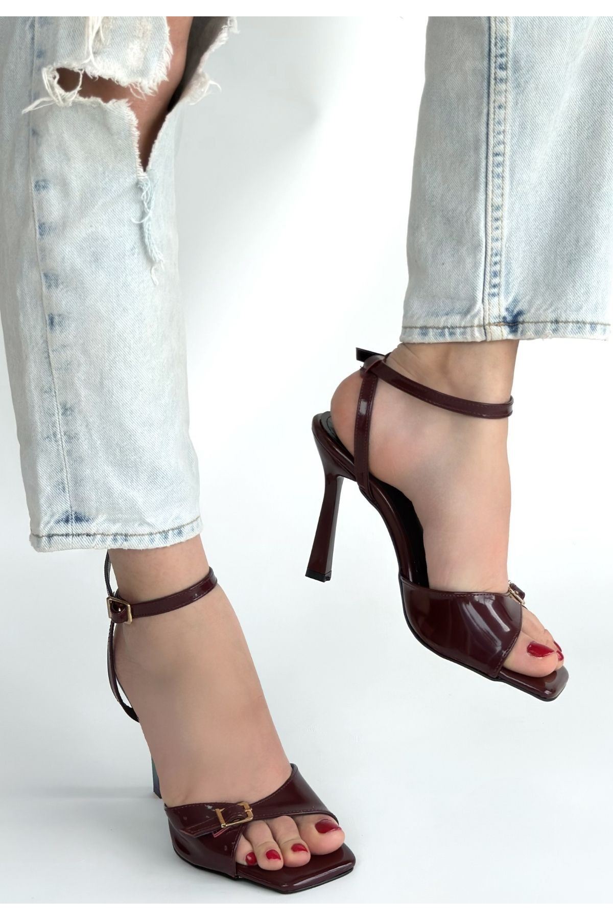 Hoste Bordo Rugan Topuklu Bilekten Kemerli Ayakkabı