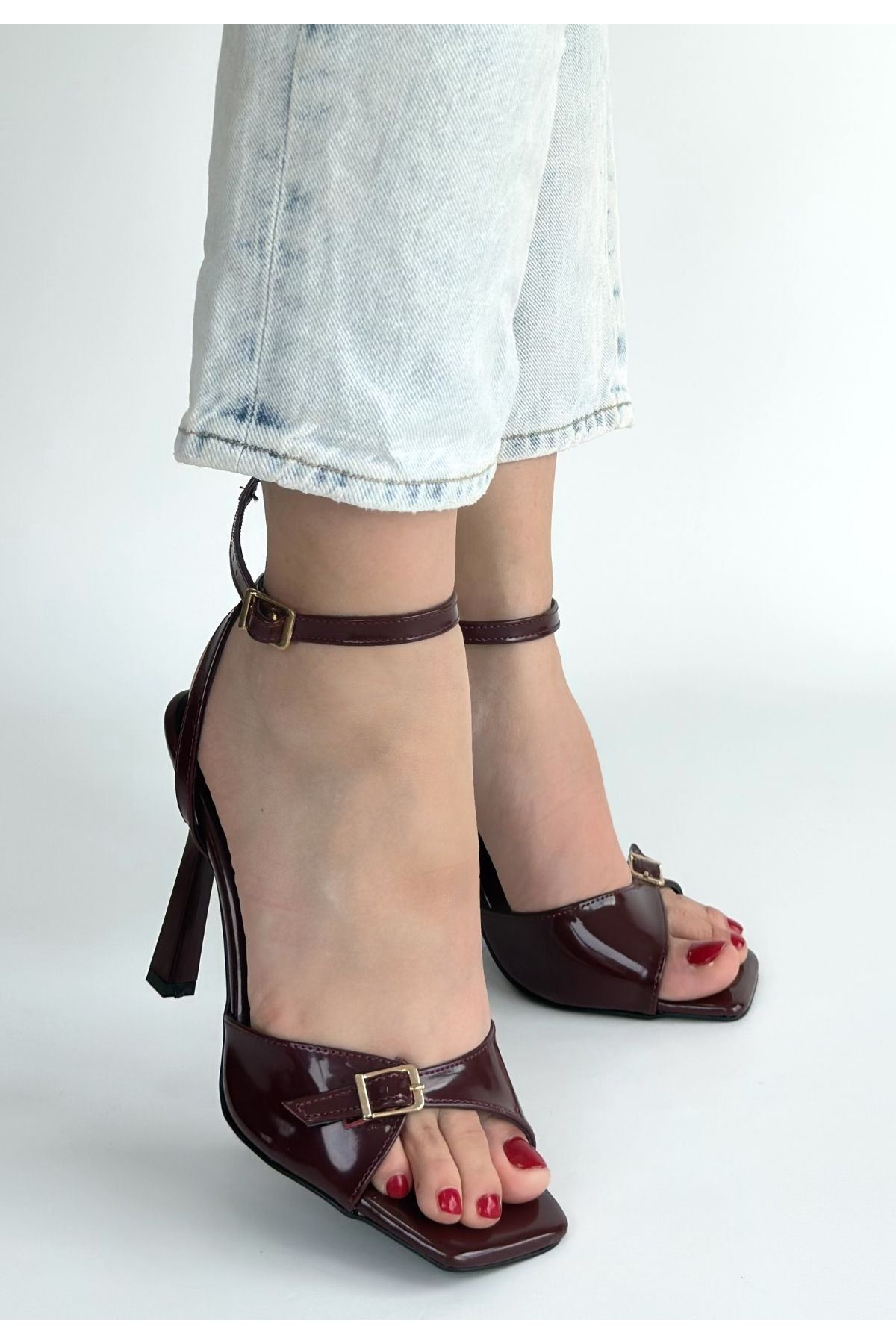 Hoste Bordo Rugan Topuklu Bilekten Kemerli Ayakkabı