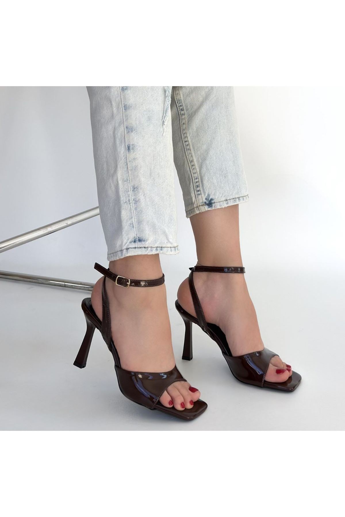 Soha Kahverengi Rugan Topuklu Bilekten Kemerli Ayakkabı