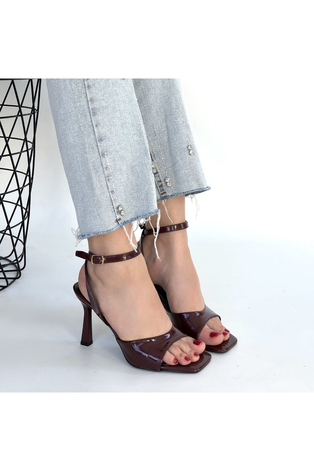 Soha Bordo Rugan Topuklu Bilekten Kemerli Ayakkabı
