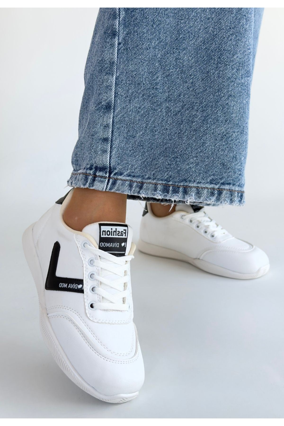 Jowen Beyaz Cilt Siyah Detaylı Bağcıklı Spor Ayakkabı