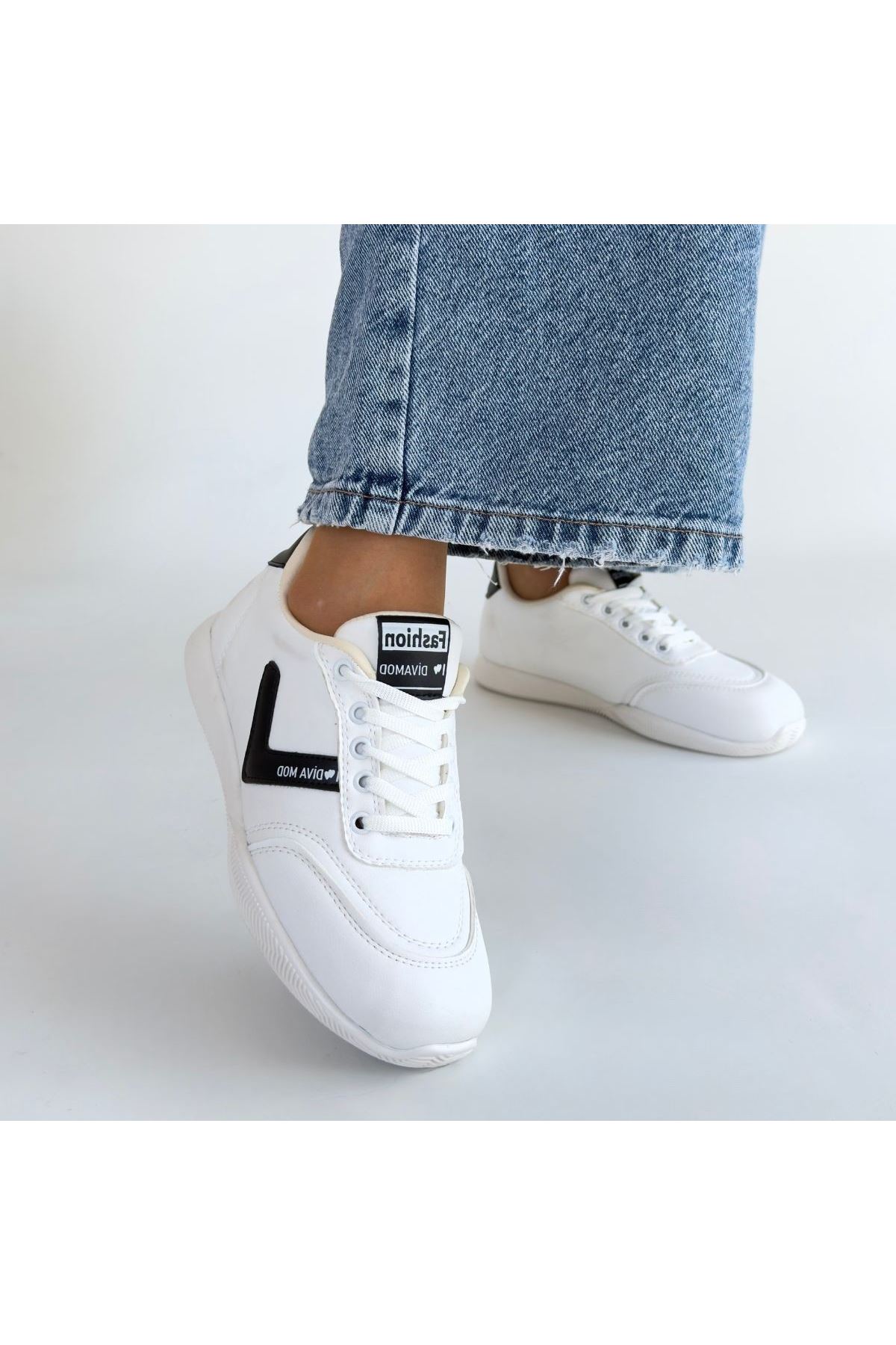 Jowen Beyaz Cilt Siyah Detaylı Bağcıklı Spor Ayakkabı