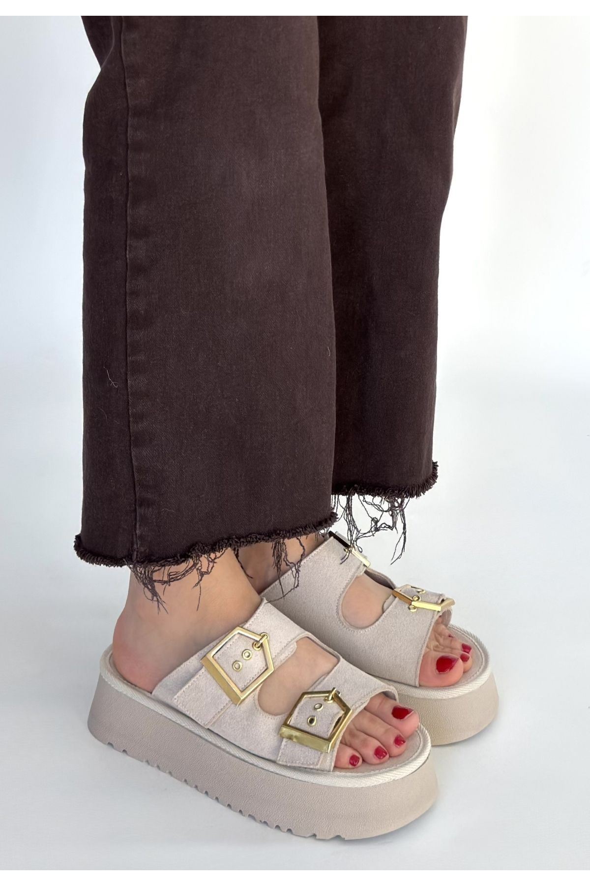 Coer Bej Süet Çift Tokalı Terlik