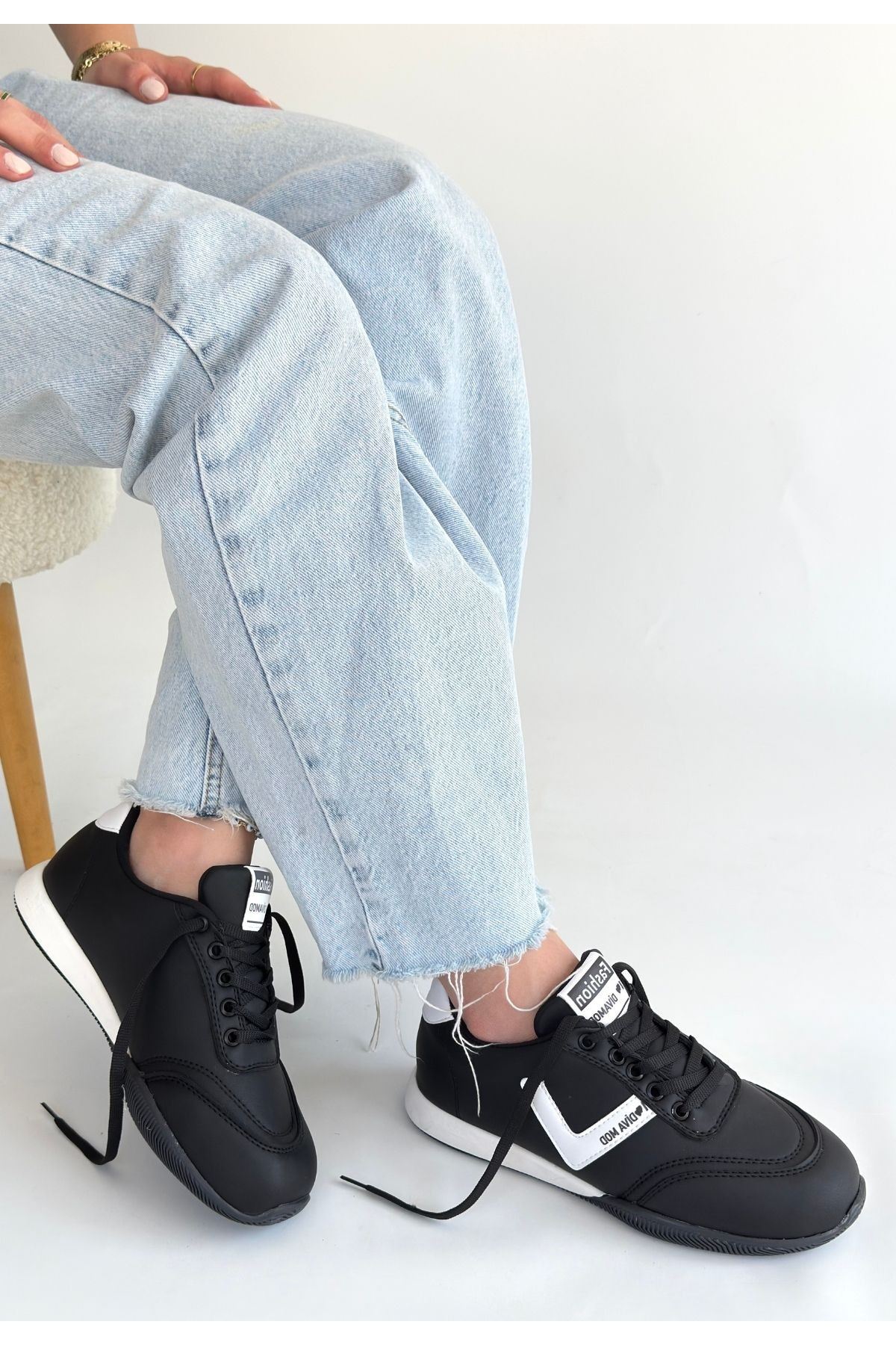 Jowen Siyah Cilt Beyaz Detaylı Bağcıklı Spor Ayakkabı