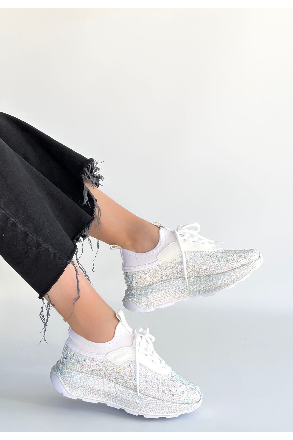Rimay Beyaz Cilt Boncuk İşlemeli Spor Ayakkabı