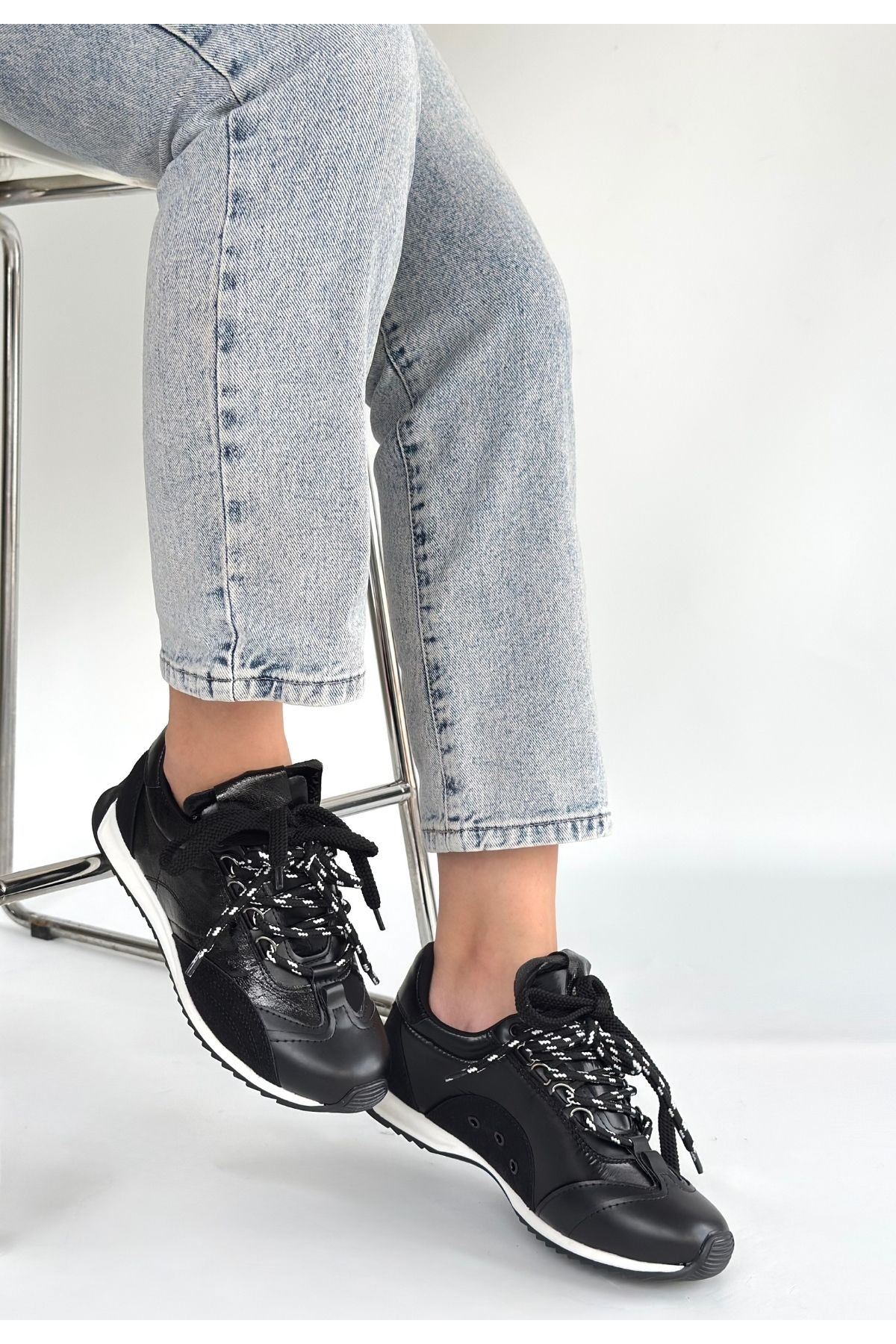 Ranu Siyah Cilt Paraşüt Detaylı Bağcıklı Spor Ayakkabı