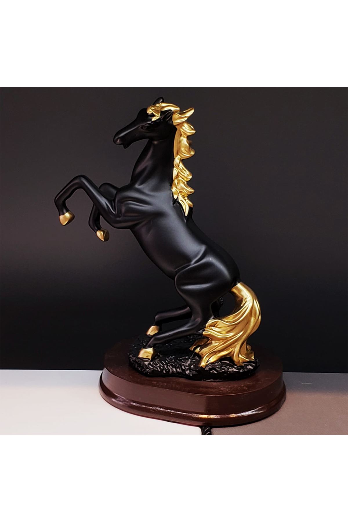 Dekoratif Şaha Kalkan At Biblo