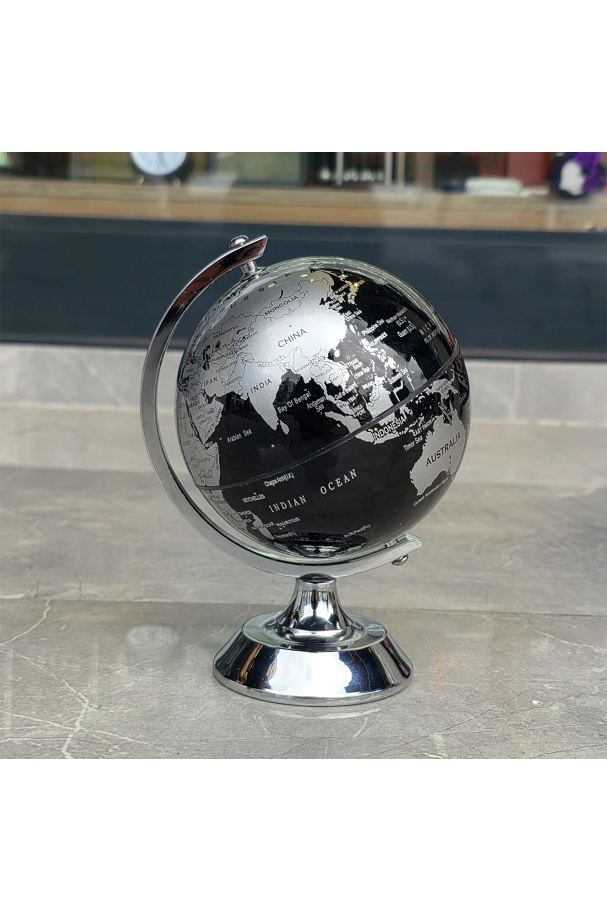 Metal Ayaklı Siyah Dünya Küresi