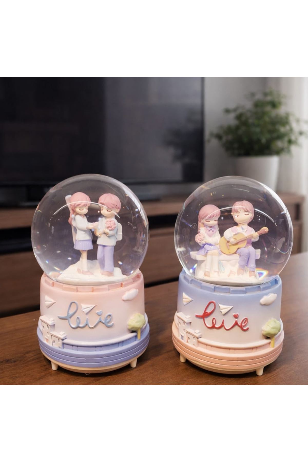 Orta Boy Romantik Çift Temalı Kar Küresi