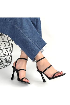 Umira Siyah Rugan Topuklu Bilekten Kemerli Ayakkabı