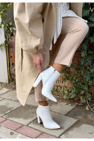 Loora Beyaz Rugan Desenli Topuklu Bot