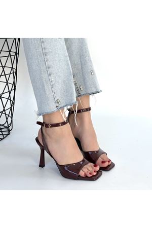 Soha Bordo Rugan Topuklu Bilekten Kemerli Ayakkabı