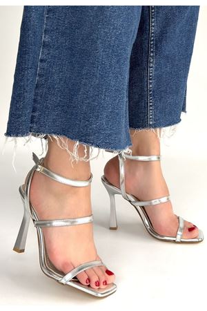 Umira Gümüş Rugan Topuklu Bilekten Kemerli Ayakkabı