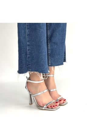 Umira Gümüş Rugan Topuklu Bilekten Kemerli Ayakkabı
