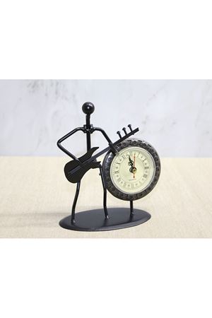 Metal Saatli Gitar Çalan Müzisyen