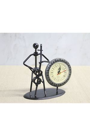 Metal Saatli Keman Çalan Müzisyen