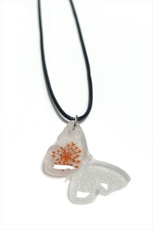 Sultanotu Çiçeği Kelebek Epoksi Kolye - Beyaz