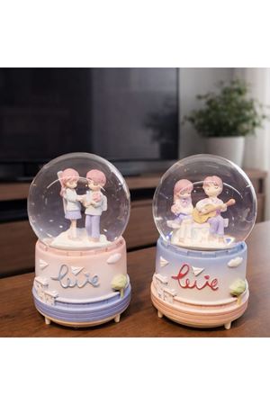 Orta Boy Romantik Çift Temalı Kar Küresi