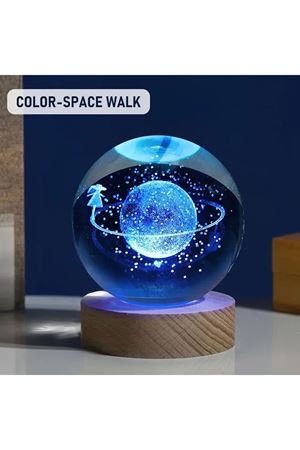 Işıklı Kristal Cam Küre - Satürnlü Kız Tasarımlı - Ahşap Altlıklı - USB Bağlantılı